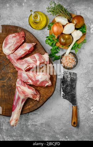 Rohe Lammschulter, halbgeschnitten auf Holzplatte, Draufsicht Stockfoto