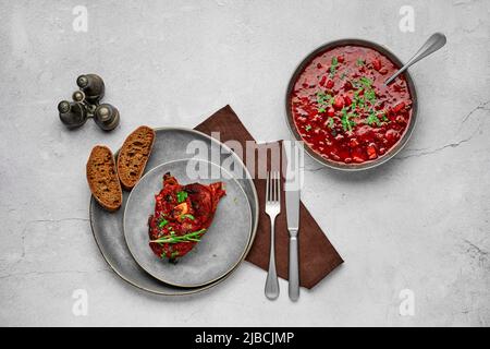 Draufsicht auf Ossobuco auf einem Teller. Ein Stück Schaft mit Weinsauce gebacken. Stockfoto