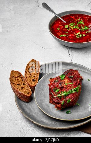 Ossobuco auf einem Teller. Ein Stück Schaft mit Weinsauce gebacken. Stockfoto