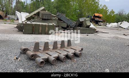 Ein verlassene Trümmer in der Umgebung des Kernkraftwerks Tschernobyl in Tschernobyl, Ukraine, 20. Mai 2022, nach dem Abzug der russischen Truppen aus Stockfoto