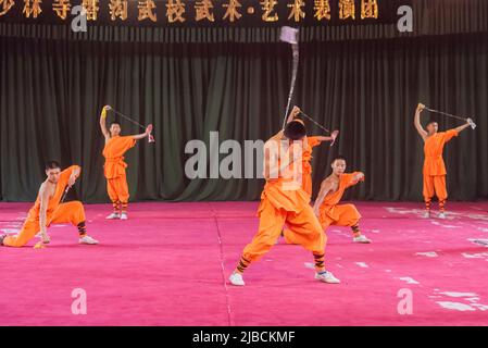 Lehrlinge im berühmten Shaolin-Tempel in Dengfeng, Henan, China, führen ihre Kampfkunst und Akrobatik sowie ihr Chi aus. Stockfoto