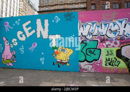 Graffiti-/Wandgemälde, die an einer Wand in Glasgow, Schottland, gemalt wurden, mit den Zeichentrickfiguren Spongebob Squarepants und Patrick Star. Stockfoto