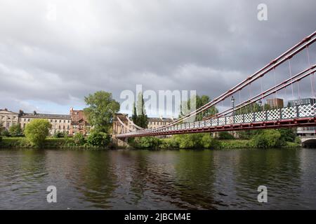 Blick von der Nordseite der South Portland Street Suspension Bridge über den Fluss Clyde, Glasgow, Schottland. Stockfoto