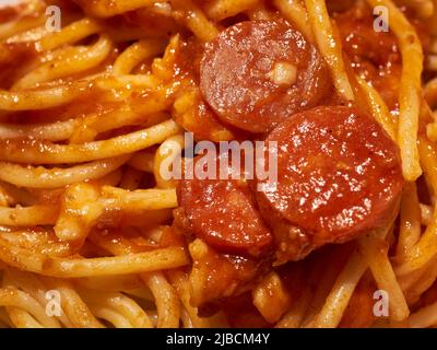 Sphaghetti im Philapine-Stil mit Hot-Dog-Scheiben werden in einem Jollibee-Fast-Food-Restaurant in Queens, NY, serviert Stockfoto