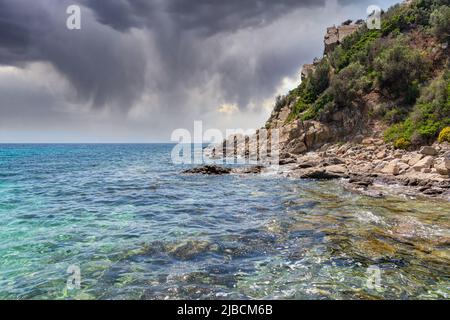 Das mittelmeer ist eine wunderschöne Bucht mit klarem Wasser vor dem Hintergrund von Sturmwolken Stockfoto