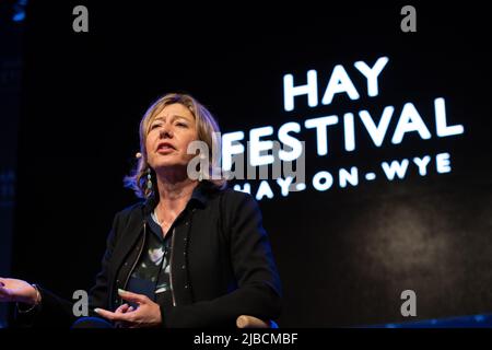 Hay-on-Wye, Wales, Großbritannien. 5.. Juni 2022. 355 - Christina Lamb spricht mit Katya Adler beim Hay Festival 2022, Wales. Quelle: Sam Hardwick/Alamy. Stockfoto