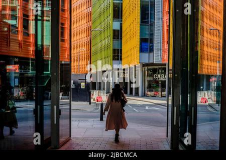 Die Architektur im Zentrum von Saint Giles wurde vom italienischen Architekten Renzo Piano entworfen und wurde 2010 im Zentrum von London, Großbritannien, fertiggestellt. Stockfoto