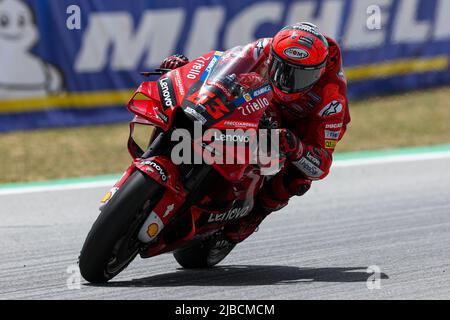 Barcelona, Spanien. 4.. Juni 2022. Francesco Bagnaia aus Italien von Ducati Lenovo Team mit Ducati während des MotoGP Gran Premio Monster Energy de Catalunya auf dem Circuit de Barcelona-Catalunya in Barcelona. (Bild: © David Ramirez/DAX via ZUMA Press Wire) Stockfoto