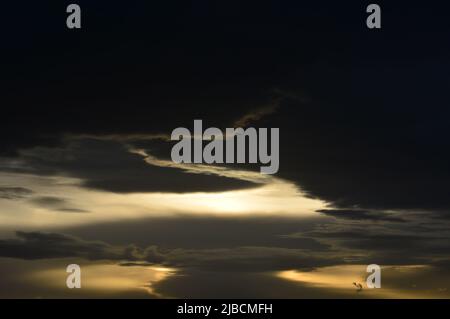 Sonnenuntergang und stürmische Wolken über Biarritz Stockfoto