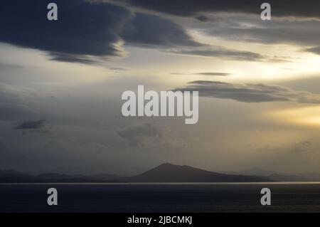 Sonnenuntergang und stürmische Wolken über Biarritz Stockfoto