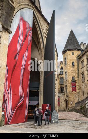 Les portes monumentales de l'ancienne église Sainte-Marie et manoir de Gisson Stockfoto