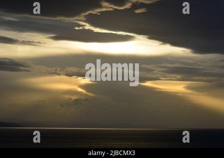 Sonnenuntergang und stürmische Wolken über Biarritz Stockfoto