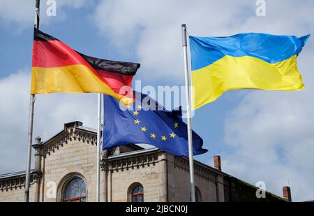 Die Flaggen der Ukraine, Deutschlands und der EU winken im Wind Stockfoto