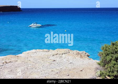 Sommertouristenziel par excellence die Balearen und ihr türkisfarbenes Meer auf ibiza Stockfoto