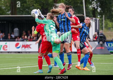 ENSCHEDE, NIEDERLANDE - 5. JUNI: Torhüterin Regina van Eijk von Ajax, Spieler des FC Twente, Spieler von Ajax beim Vrouwen Eredivise Cup Spiel zwischen FC Twente und Ajax am Sportcampus Diekman am 5. Juni 2022 in Enschede, Niederlande (Foto: Peter Lous/Orange Picts) Stockfoto