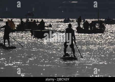 Ruderer Rennen am 05. Juni 2022 in Venedig, Italien, entlang des Kanals von Cannaregio auf ihrem Weg zur Ziellinie. Stockfoto