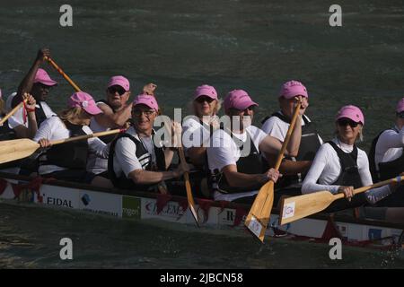 Ruderer Rennen am 05. Juni 2022 in Venedig, Italien, entlang des Kanals von Cannaregio auf ihrem Weg zur Ziellinie. Stockfoto