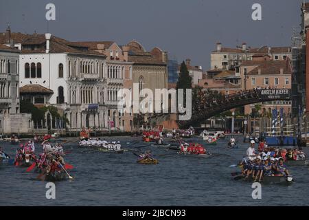 Ruderer Rennen am 05. Juni 2022 in Venedig, Italien, entlang des Kanals von Cannaregio auf ihrem Weg zur Ziellinie. Stockfoto