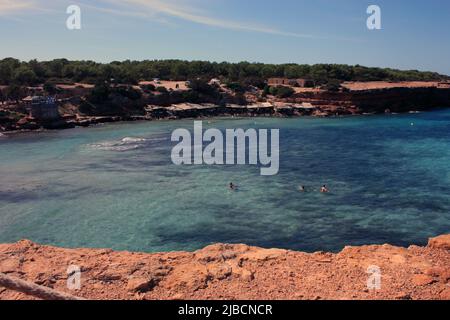 Sommertouristenziel par excellence die Balearen und ihr türkisfarbenes Meer auf ibiza Stockfoto