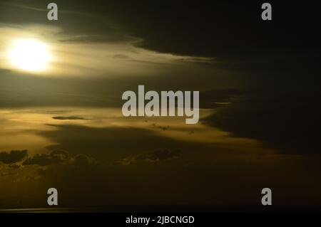 Sonnenuntergang und stürmische Wolken über Biarritz Stockfoto