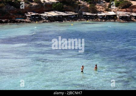 Sommertouristenziel par excellence die Balearen und ihr türkisfarbenes Meer auf ibiza Stockfoto