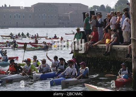 Ruderer Rennen am 05. Juni 2022 in Venedig, Italien, entlang des Kanals von Cannaregio auf ihrem Weg zur Ziellinie. Stockfoto