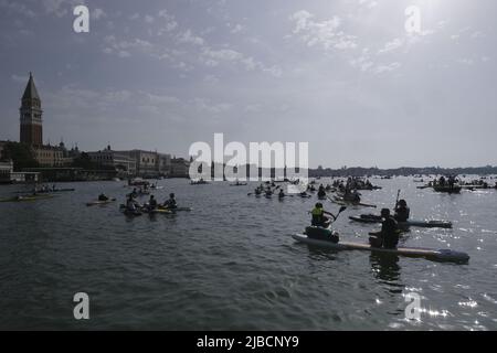 Ruderer Rennen am 05. Juni 2022 in Venedig, Italien, entlang des Kanals von Cannaregio auf ihrem Weg zur Ziellinie. Stockfoto