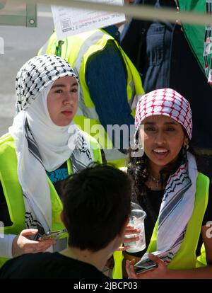 Protestierende gegen Ende des Apartheid Free Palestine marsches, aus Protest gegen 74 Jahre Nakba, als Palästinenser durch die Gründung Israels im Jahr 1948 vertrieben wurden. Stockfoto