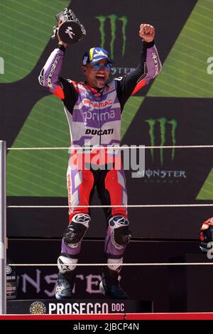 Barcelona, Spanien. 05.. Juni 2022. 2022 Juni 5.. Gran Premio Monster Energy de Catalunya, MotoGP, Rennen: preisverleihung mit Jorge Martin (ESP), Prima Pramac Racing Credit: Joma/Alamy Live News Stockfoto