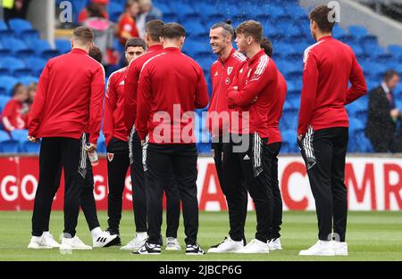 Cardiff, Großbritannien. 5.. Juni 2022. Gareth Bale aus Wales steht mit seinen Teamkollegen vor dem FIFA World Cup 2022 - European Qualifying-Spiel im Cardiff City Stadium, Cardiff, auf dem Spielfeld. Bildnachweis sollte lauten: Darren Staples/Sportimage Credit: Sportimage/Alamy Live News Stockfoto