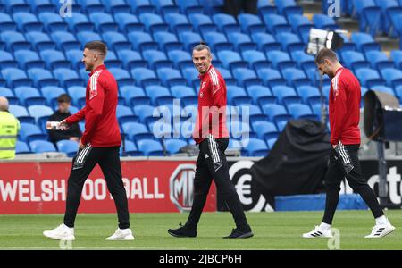 Cardiff, Großbritannien. 5.. Juni 2022. Gareth Bale aus Wales blickt auf das Spielfeld vor dem Spiel der FIFA Fußball-Weltmeisterschaft 2022 - European Qualifying im Cardiff City Stadium, Cardiff. Bildnachweis sollte lauten: Darren Staples/Sportimage Credit: Sportimage/Alamy Live News Stockfoto