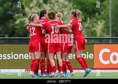 ENSCHEDE, NIEDERLANDE - 5. JUNI: Spieler des FC Twente feiern beim Vrouwen Eredivise Cup Spiel zwischen FC Twente und Ajax am 5. Juni 2022 auf dem Sportcampus Diekman in Enschede, Niederlande (Foto: Peter Lous/Orange PicBilder) Stockfoto