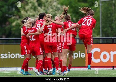 ENSCHEDE, NIEDERLANDE - 5. JUNI: Spieler des FC Twente feiern beim Vrouwen Eredivise Cup Spiel zwischen FC Twente und Ajax am 5. Juni 2022 auf dem Sportcampus Diekman in Enschede, Niederlande (Foto: Peter Lous/Orange PicBilder) Stockfoto