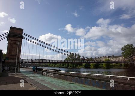 Blick von der Nordseite der South Portland Street Suspension Bridge über den Fluss Clyde, Glasgow, Schottland. Stockfoto