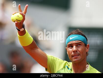 Paris, Frankreich. 5.. Juni 2022. Rafael Nadal aus Spanien reagiert beim Finale der Männer gegen Casper Ruud aus Norwegen beim French Open Tennisturnier in Roland Garros in Paris, Frankreich, am 5. Juni 2022. Kredit: Gao Jing/Xinhua/Alamy Live Nachrichten Stockfoto