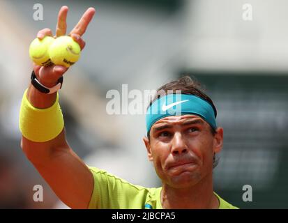 Paris, Frankreich. 5.. Juni 2022. Rafael Nadal aus Spanien reagiert beim Finale der Männer gegen Casper Ruud aus Norwegen beim French Open Tennisturnier in Roland Garros in Paris, Frankreich, am 5. Juni 2022. Kredit: Gao Jing/Xinhua/Alamy Live Nachrichten Stockfoto
