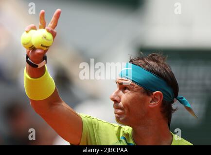 Paris, Frankreich. 5.. Juni 2022. Rafael Nadal aus Spanien reagiert beim Finale der Männer gegen Casper Ruud aus Norwegen beim French Open Tennisturnier in Roland Garros in Paris, Frankreich, am 5. Juni 2022. Kredit: Gao Jing/Xinhua/Alamy Live Nachrichten Stockfoto