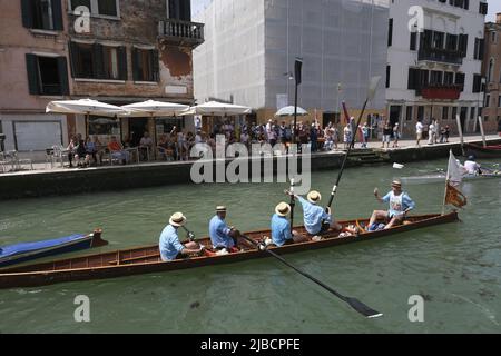 Ruderer Rennen am 05. Juni 2022 in Venedig, Italien, entlang des Kanals von Cannaregio auf ihrem Weg zur Ziellinie. Stockfoto