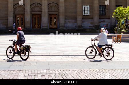 Dundee, Tayside, Schottland, Großbritannien. 5.. Juni 2022. UK Wetter: Warme Junisonne mit einer kühlen Brise in Dundee, mit Höhen von 16 Grad An einem warmen, sonnigen Tag im Stadtzentrum von Dundee sind zwei Radfahrer unterwegs und genießen das Juniwetter, während sie gemeinsam auf dem Stadtplatz radeln. Kredit: Dundee Photographics/Alamy Live Nachrichten Stockfoto