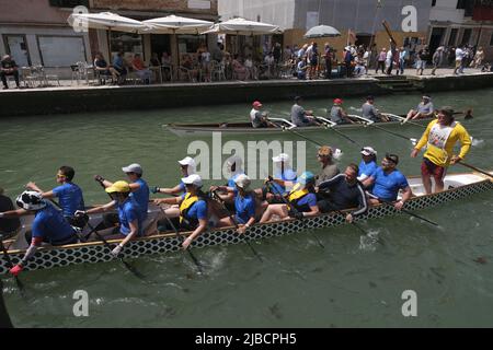 Ruderer Rennen am 05. Juni 2022 in Venedig, Italien, entlang des Kanals von Cannaregio auf ihrem Weg zur Ziellinie. Stockfoto