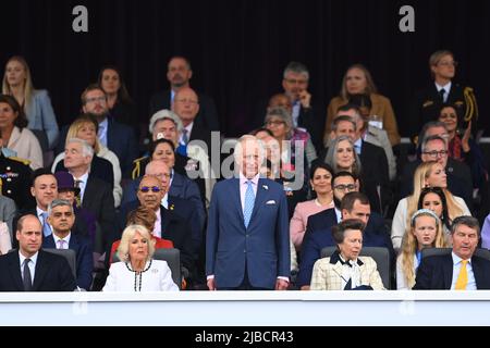 NUR REDAKTIONELLE VERWENDUNG (von links nach rechts) der Herzog von Cambridge, der Bürgermeister von London Sadiq Khan, die Herzogin von Cornwall, der Prinz von Wales, Und die Prinzessin Royal und während der Platinum Jubilee Pageant vor dem Buckingham Palace, London, am vierten Tag der Platinum Jubilee Feiern für Queen Elizabeth II.. Bilddatum: Sonntag, 5. Juni 2022. Stockfoto