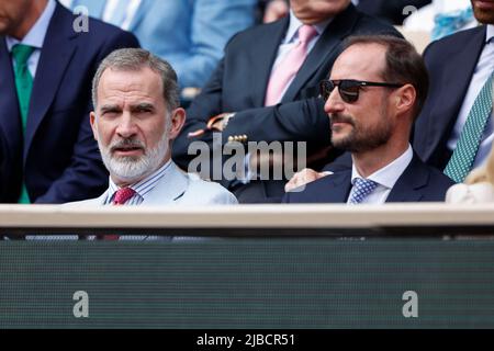 Paris, Frankreich, 5.. Juni 2022. Am Sonntag, den 06. Juni 2022, fand in Roland Garros, König von Spanien, und Prinz Haakon von Norwegen, beim French Open 2022 Tennisturnier statt., © Juergen Hasenkopf / Alamy Live News Stockfoto