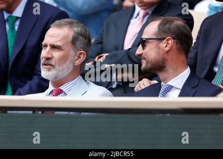 Paris, Frankreich, 5.. Juni 2022. Am Sonntag, den 06. Juni 2022, fand in Roland Garros, König von Spanien, und Prinz Haakon von Norwegen, beim French Open 2022 Tennisturnier statt., © Juergen Hasenkopf / Alamy Live News Stockfoto
