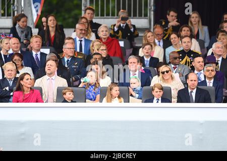 NUR REDAKTIONELLE VERWENDUNG (von links nach rechts) Premierminister Boris Johnson, die Herzogin von Cambridge, Mike Tindall, Prinz Louis, Prinzessin Charlotte, Labour Party Leader Keir Starmer, Prinz George, Zara Tindall, der Herzog von Cambridge, Und der Bürgermeister von London Sadiq Khan während der Platinum Jubilee Pageant vor dem Buckingham Palace, London, am vierten Tag der Platinum Jubilee Feiern für Queen Elizabeth II. Bilddatum: Sonntag, 5. Juni 2022. Stockfoto