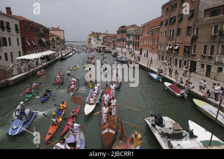 Ruderer Rennen am 05. Juni 2022 in Venedig, Italien, entlang des Kanals von Cannaregio auf ihrem Weg zur Ziellinie. Stockfoto