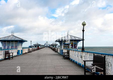 Das Gebäude des Llandudno Pier wurde 1876 begonnen und 1878 fertiggestellt und ist heute mit seiner viktorianischen Architektur eine beliebte Touristenattraktion Stockfoto