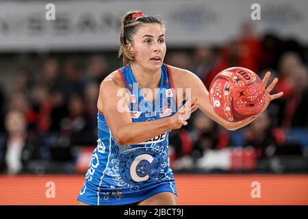 New South Wales, Australien; 5.. Juni 2022; Ken Rosewall Arena, Sydney, New South Wales, Australien; Australian Suncorp Super Netball, NSW Swifts gegen West Coast Fever; Maddy stolz auf die Swifts übergibt den Ball Stockfoto