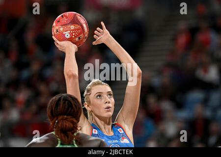 New South Wales, Australien; 5.. Juni 2022; Ken Rosewall Arena, Sydney, New South Wales, Australien; Australian Suncorp Super Netball, NSW Swifts versus West Coast Fever; Helen Housby von den Swifts bereitet sich auf den Dreh vor Stockfoto