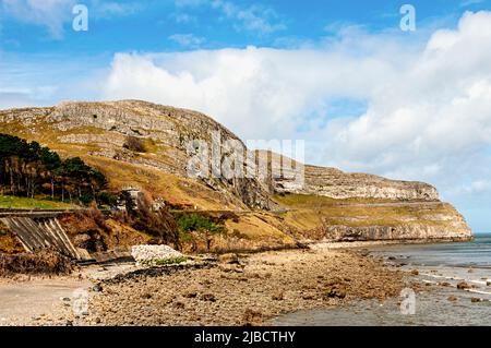 Die markante Landzunge von Great Orme (Y Gogarth), die in die Irische See ragt, ist eine der wichtigsten Attraktionen von Llandudno mit einer Straße, die sich nach oben schlängelt Stockfoto