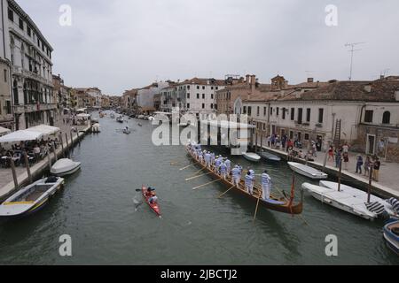 Ruderer Rennen am 05. Juni 2022 in Venedig, Italien, entlang des Kanals von Cannaregio auf ihrem Weg zur Ziellinie. Stockfoto